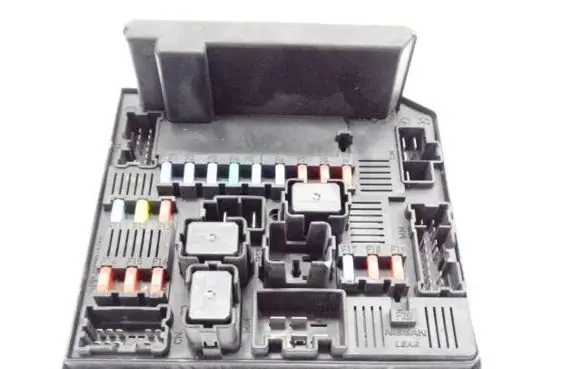 Nissan Qashqai Fuse module 519228324 284B7JD00B 1018645941