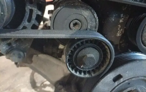 Opel Astra H Generator/alternator belt tensioner