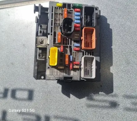 Citroen C4 I Picasso Fuse module 9666700080