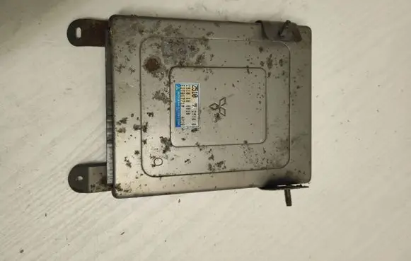 Mazda 323 Engine control unit/module E2T81771M Z51018881B