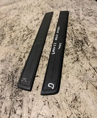 Volvo XC40 Side skirt front trim 31484194