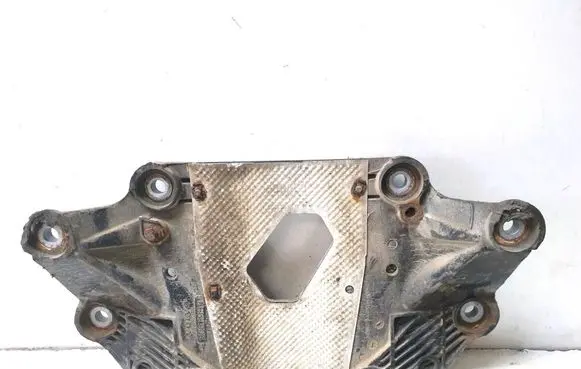 Volvo XC70 Rear differential/diff mount bracket 30639931