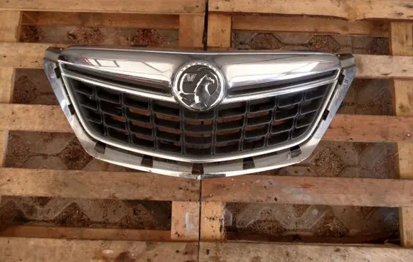 Front bumper upper radiator grill