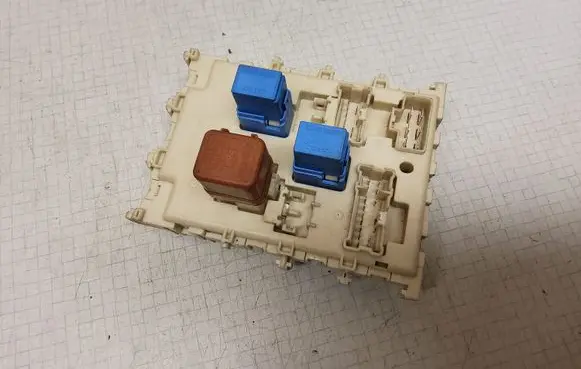 Nissan Almera N16 Fuse module 243505M310 1012051