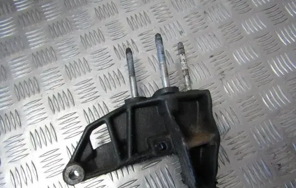 Opel Vectra B Engine mounting bracket 90498184 90.498.184