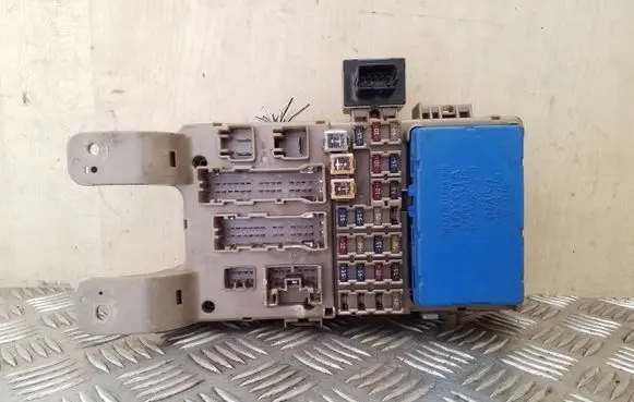 Toyota Corolla E120 E130 Fuse module 8264102040 MB2323008521
