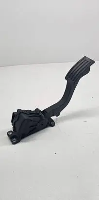 Accelerator throttle pedal