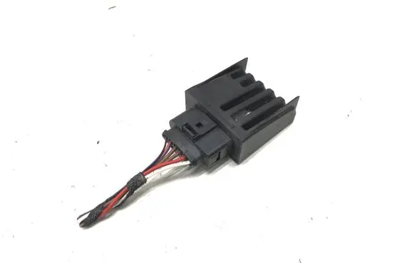 Volkswagen Tiguan Fuel pump relay 3Q0906121D