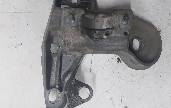 Audi A4 S4 B6 8E 8H Engine mounting bracket 8E0199352
