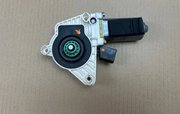 Mercedes-Benz CLA C117 X117 W117 Front door window regulator motor 0536010604