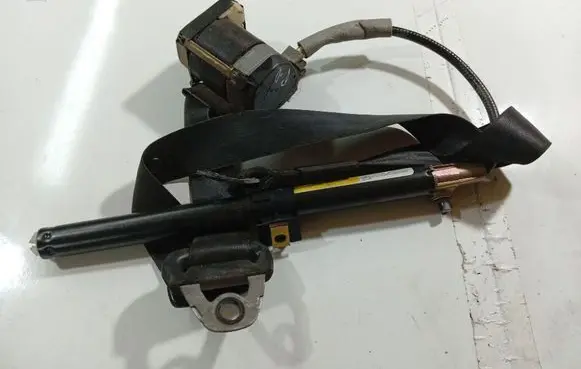 Volkswagen PASSAT B4 Front seatbelt 00058338
