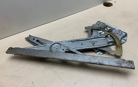 Toyota Avensis T250 Front door electric window regulator 