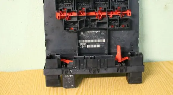 Volkswagen Golf V Fuse module 3C0937049D