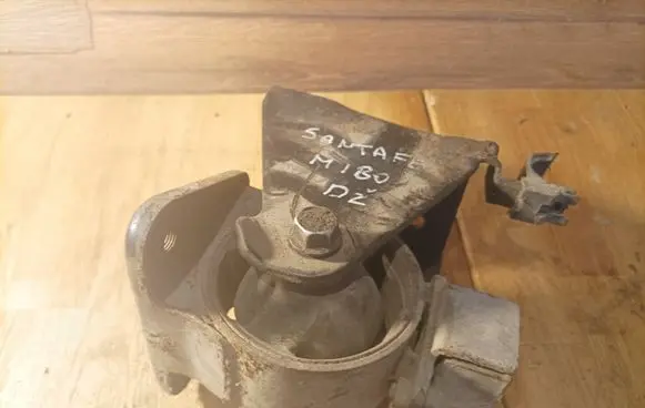 Hyundai Santa Fe Engine mount bracket