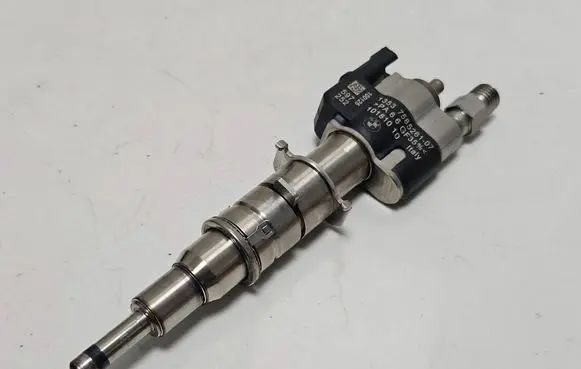 BMW 1 E82 E88 Fuel injector 7585261 10181010
