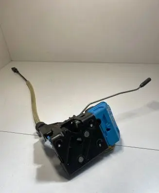 Volvo XC70 Front door lock 8650546