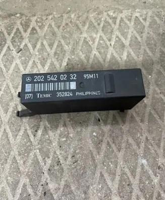 Mercedes-Benz C W202 Other control units/modules 2025420232 95M11 352824