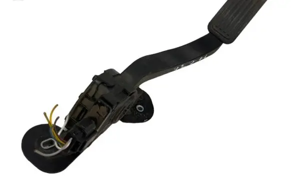 Accelerator throttle pedal