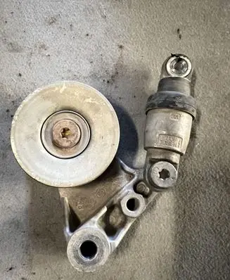 Nissan Patrol Y61 Generator/alternator belt tensioner