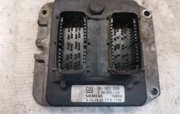 Opel Zafira A Engine control unit/module 90582539 S9800504 5WK9