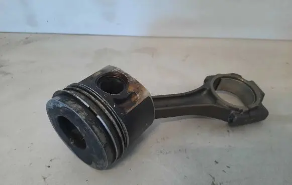 Volkswagen PASSAT B6 Piston 