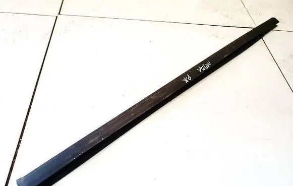 Jeep Grand Cherokee (WK) Front door glass trim molding