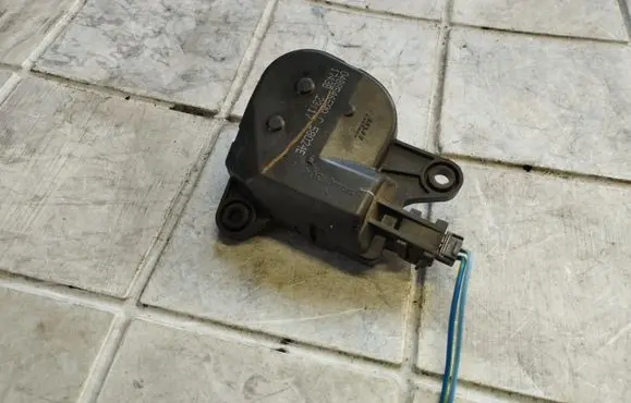Chrysler Pacifica Air flap motor/actuator 04885465AA
