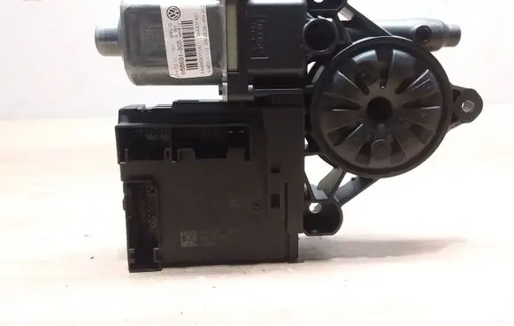 Volkswagen PASSAT B7 Front door window regulator motor 3C0959793C 3AA959701A