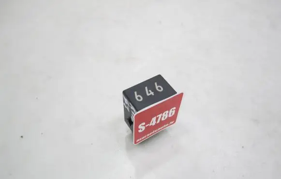Volkswagen Golf V Other relay 4H0951253C V23374A1001X010