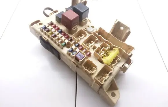 Toyota Avensis Verso Fuse module 8922144030