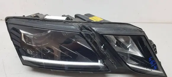 Skoda Octavia Mk3 (5E) Headlight/headlamp 5E1941016D 030110423200 LE15A6369