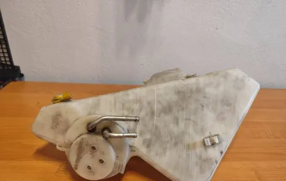 Windshield washer fluid reservoir/tank