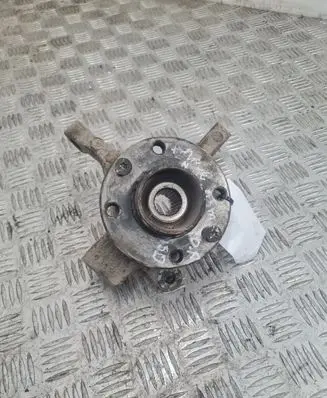 Nissan Note (E11) Front wheel hub