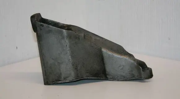 Volkswagen PASSAT B5.5 Engine mounting bracket 8D0199307P