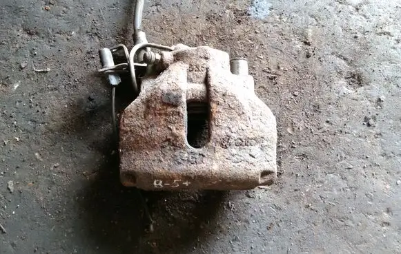 Volkswagen PASSAT B5.5 Front brake caliper