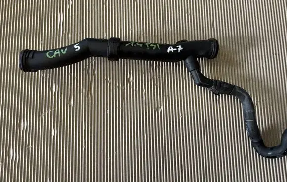 Engine coolant pipe/hose