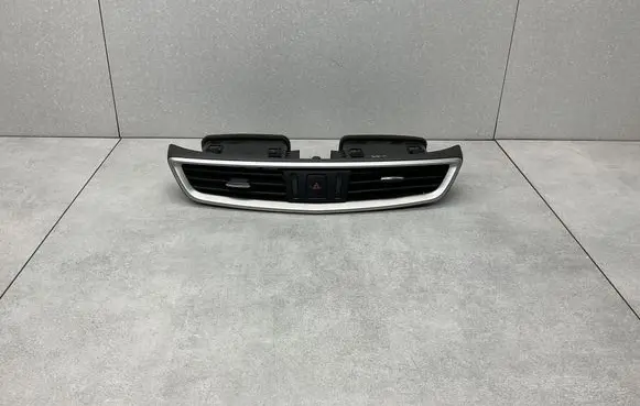 Nissan X-Trail T32 Dash center air vent grill 687505AA0A