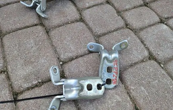 Opel Astra K Front door lower hinge