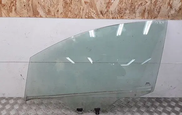 Nissan Leaf I (ZE0) Front door window glass four-door