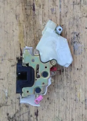 Subaru Impreza II Front door lock 61100FE000
