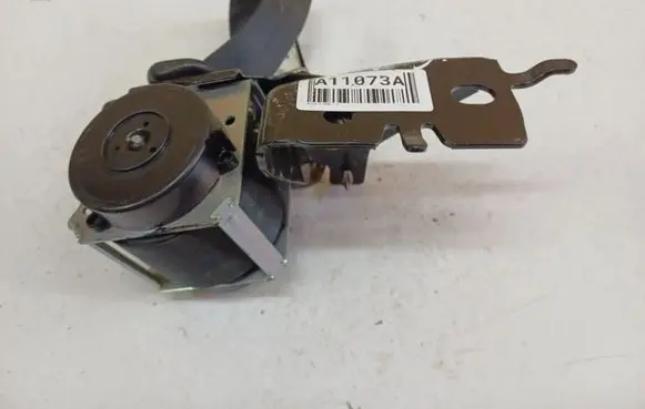 Mazda 3 I Rear seatbelt 0433009