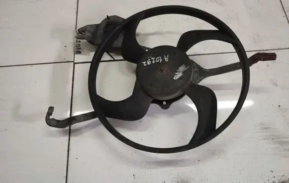 Radiator cooling fan shroud