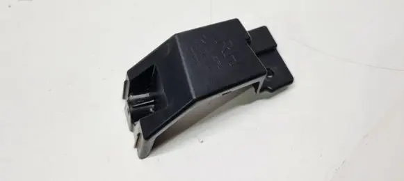 Rear bumper mounting bracket