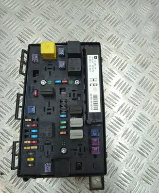 Opel Zafira B Fuse module 015349211