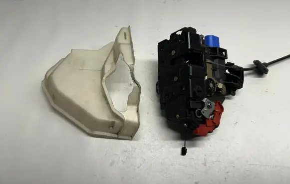 Volkswagen Golf V Rear door lock 7L0839016 1K0839350
