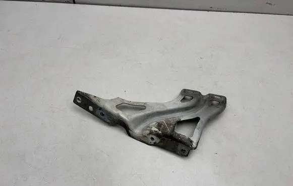 Audi Q3 8U Fender mounting bracket 8U0821136