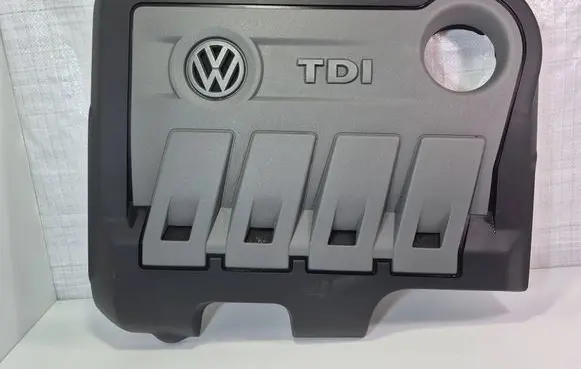 Volkswagen PASSAT B7 Engine cover (trim) 03L103925R