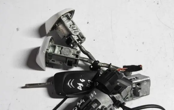 Peugeot 5008 Ignition lock 9686219510