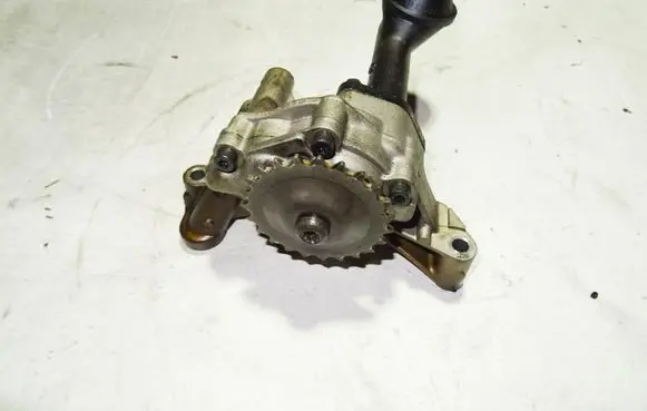 Volkswagen PASSAT B6 Oil pump 038115121C