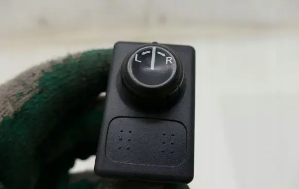 Nissan Almera Tino Wing mirror switch